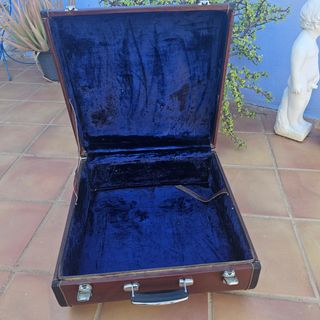 Maleta antigua de cuero marrón