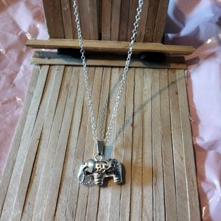 Collar con colgante de elefante plateado