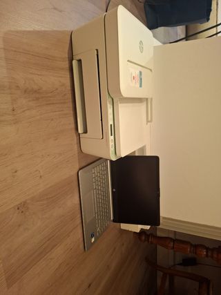 Impresora HP y portátil plateado
