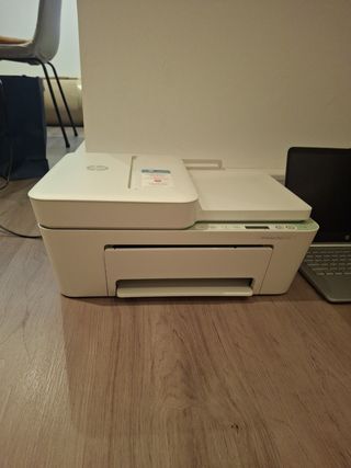 Impresora HP y portátil plateado