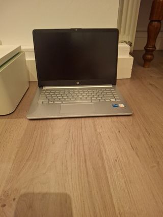 Impresora HP y portátil plateado