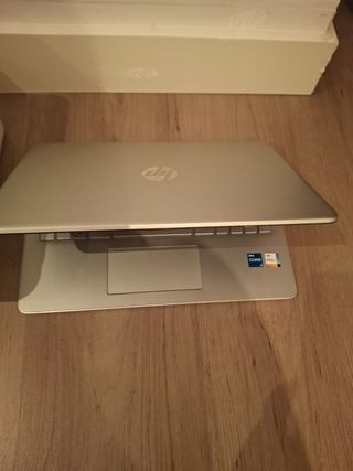 Impresora HP y portátil plateado