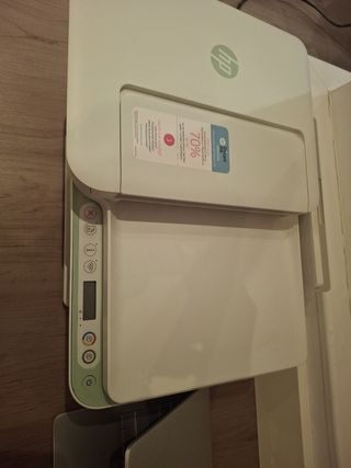 Impresora HP y portátil plateado