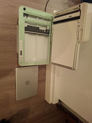 Impresora HP y portátil plateado