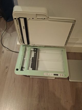 Impresora HP y portátil plateado
