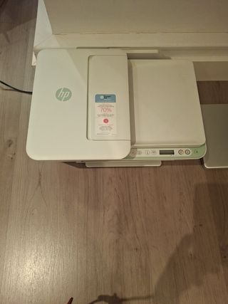 Impresora HP y portátil plateado
