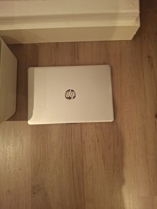 Impresora HP y portátil plateado