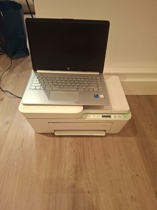 Impresora HP y portátil plateado
