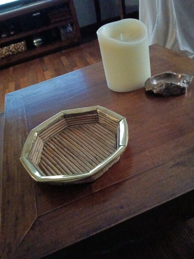 Bandeja caña y metal dorado