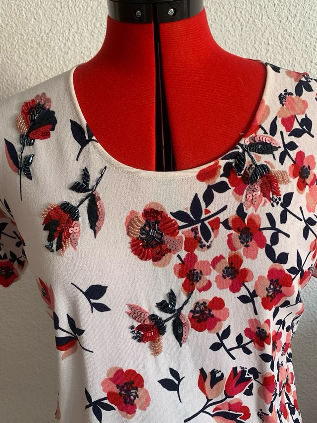 Jersey blanco con flores y pedrería