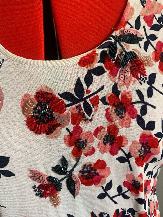 Jersey blanco con flores y pedrería