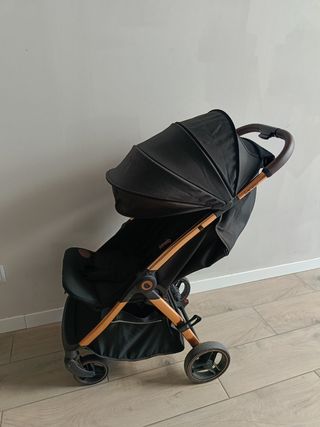 Silla de paseo negra y dorada.