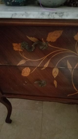 Aparador clásico de madera con cristal de espejo.