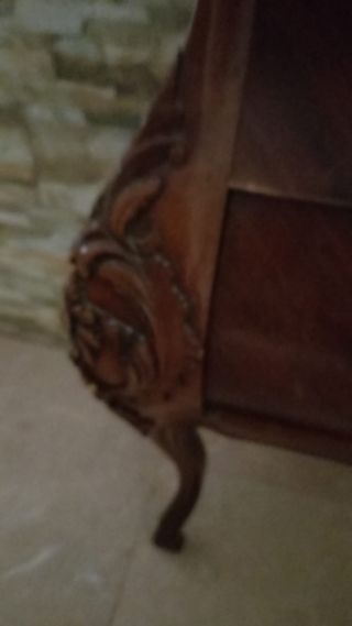 Aparador clásico de madera con cristal de espejo.