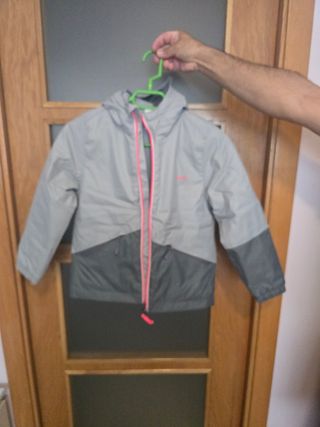 Chaqueta para la nieve niña 
-color gris y rosa.
