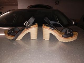 Zapatos de tacón y plataforma. Ideal para vestidos