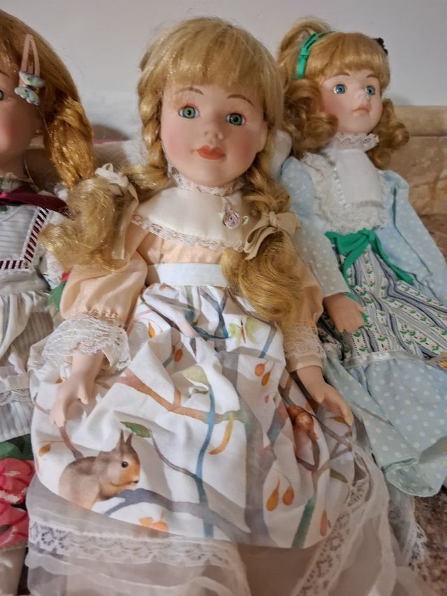 Lote 4 Muñecas de Porcelana Vestidas