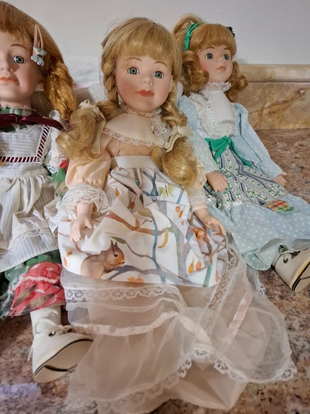Lote 4 Muñecas de Porcelana Vestidas
