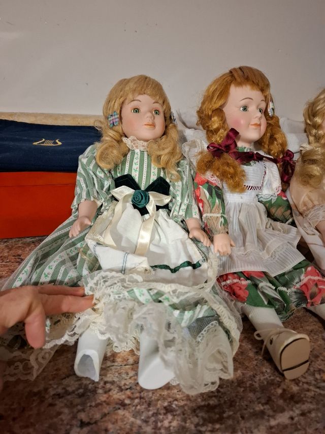 Lote 4 Muñecas de Porcelana Vestidas