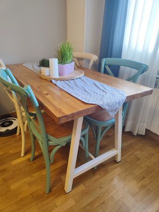 Mesa de comedor de madera maciza con patas blancas