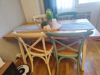 Mesa de comedor de madera maciza con patas blancas