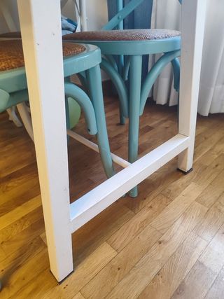 Mesa de comedor de madera maciza con patas blancas