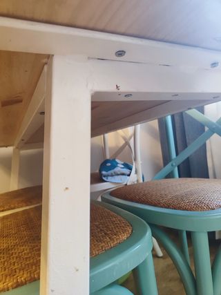 Mesa de comedor de madera maciza con patas blancas