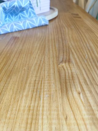Mesa de comedor de madera maciza con patas blancas