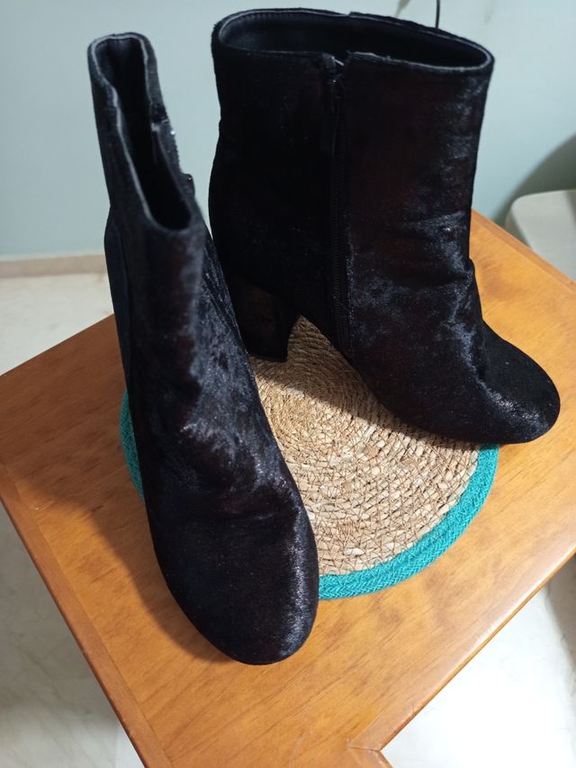 Botas terciopelo negro talla 37.