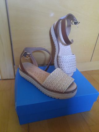 Sandalias Mustang plataforma color arena. Talla 38