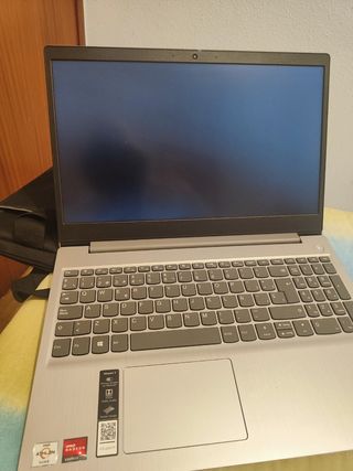 Vendo ordenador portátil Lenovo seminuevo.