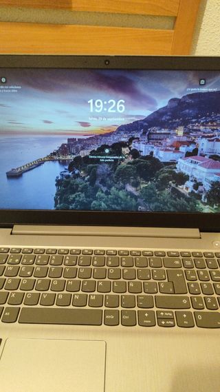 Vendo ordenador portátil Lenovo seminuevo.