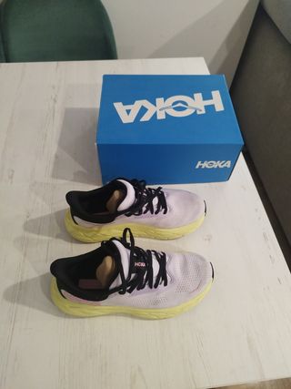 Zapatillas running mujer. Hoka Arahi 7.
