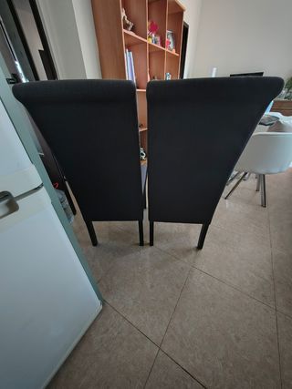 Sillas de tela gris marengo con las patas negras.