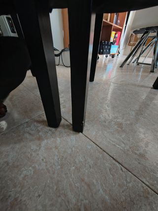 Sillas de tela gris marengo con las patas negras.