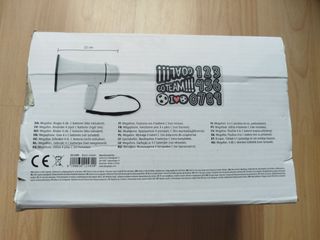 Megáfono blanco con correa. Portatil. Altavoz