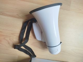 Megáfono blanco con correa. Portatil. Altavoz