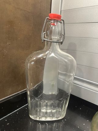 Botella antigua licor con tapa