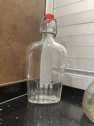Botella antigua licor con tapa