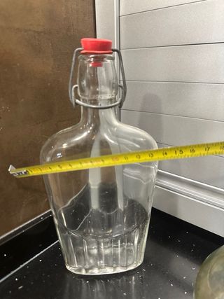 Botella antigua licor con tapa