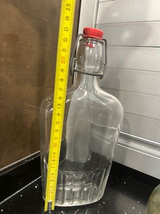 Botella antigua licor con tapa