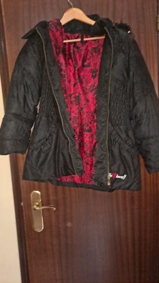 Plumas abrigo desigual con capucha desmontable 