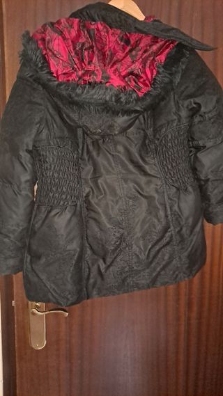 Plumas abrigo desigual con capucha desmontable 