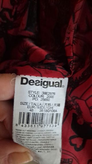 Plumas abrigo desigual con capucha desmontable 