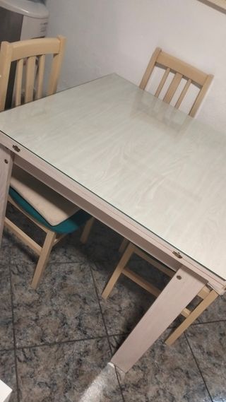 Mesa y 4 sillas de comedor