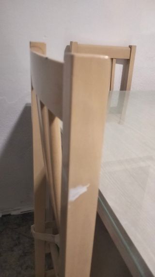 Mesa y 4 sillas de comedor