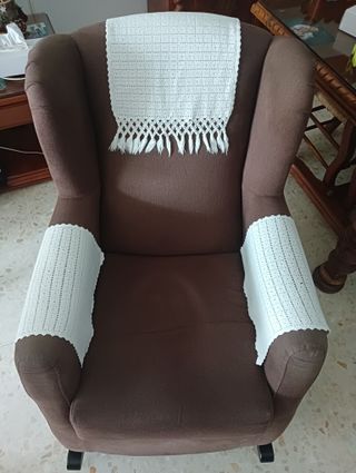 Sillón mecedora tapizado marrón chocolate