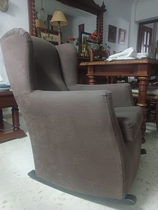 Sillón mecedora tapizado marrón chocolate