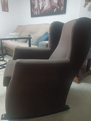 Sillón mecedora tapizado marrón chocolate