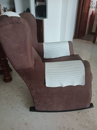 Sillón mecedora tapizado marrón chocolate